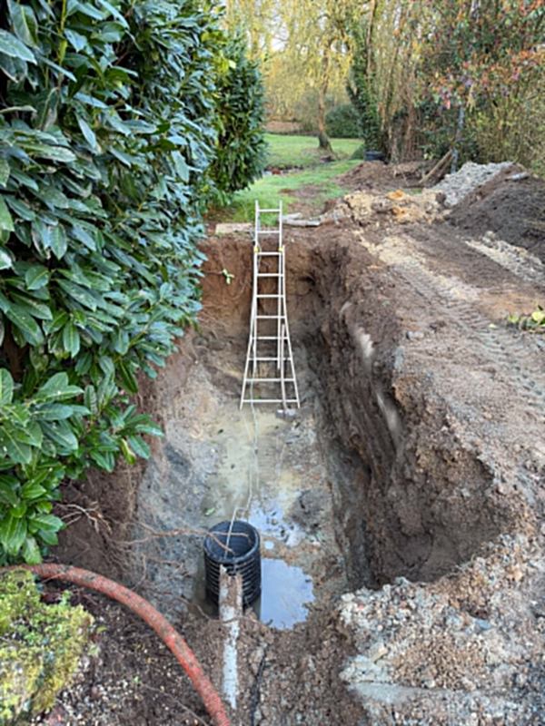 Fouille profonde avec échelle d'accès et pose d'un puisard de drainage