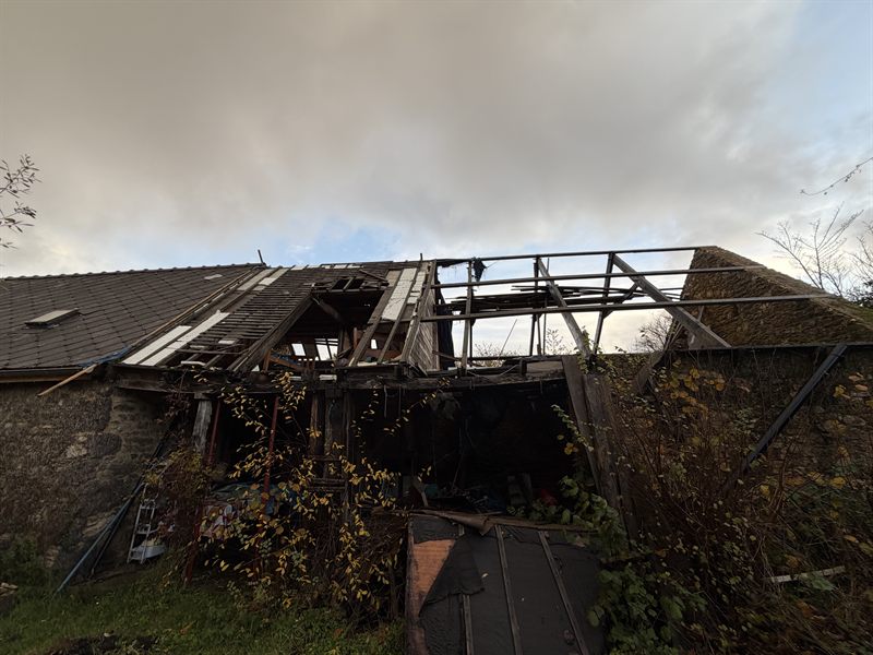 Ancien bâtiment à la toiture effondrée et à la charpente éventrée