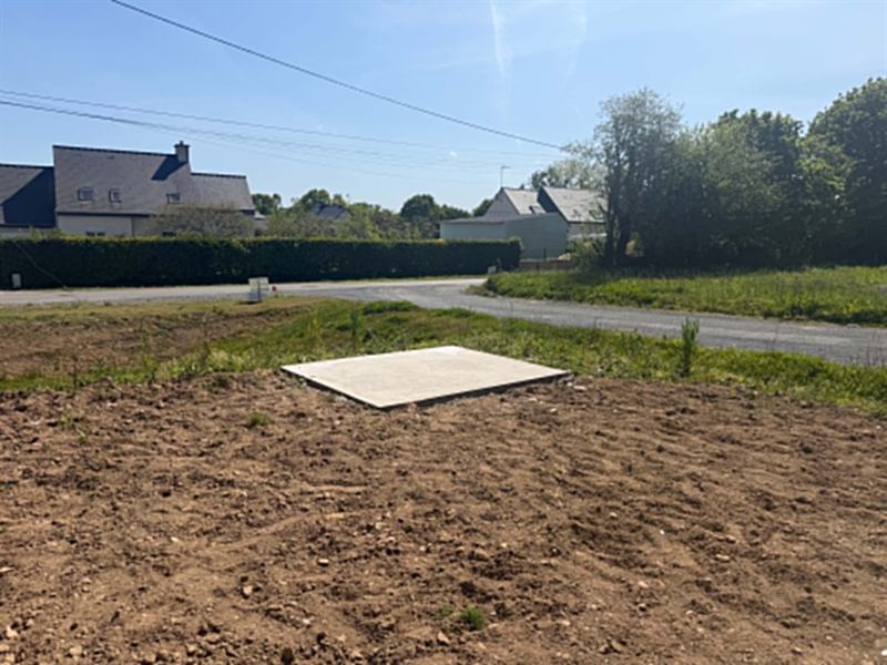 Plateforme béton coulée sur un terrain, en attente de construction