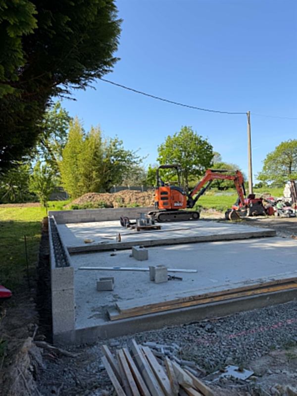 Dalle béton et longrine de soubassement, mini-pelle sur le chantier