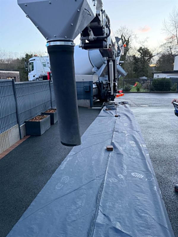 Livraison du béton à la toupie, film polyane déroulé avant coulage