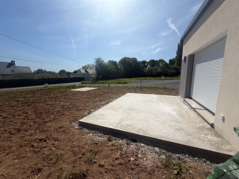 Terrasse béton coulée devant le garage d'une maison neuve