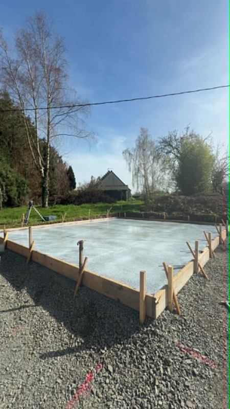 Dalle béton fraîchement coulée et coffrée, prête à durcir