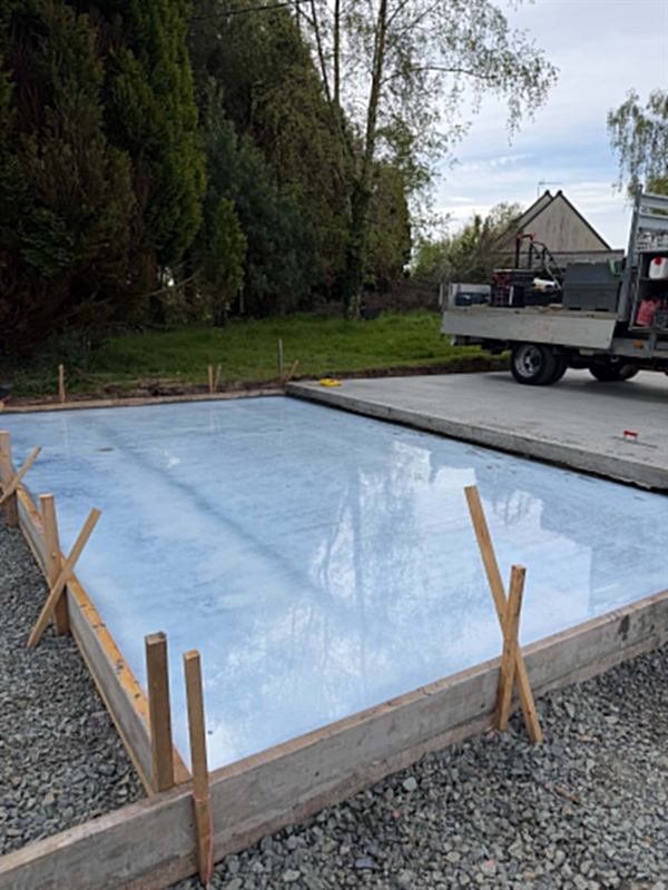 Dalle béton coulée et lissée, coffrage bois encore en place