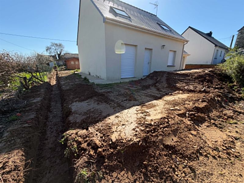 Tranchée de réseaux le long d'une maison, terrain voisin protégé par un géotextile