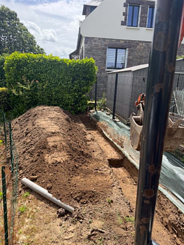 Ouverture de tranchée en fond de jardin, cordon de terre et canalisation en attente