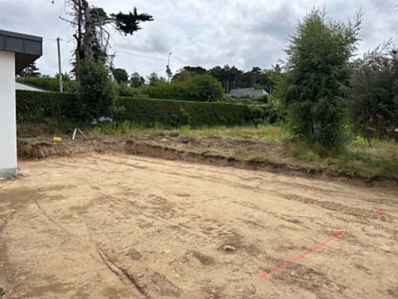 Terrain décaissé et nivelé autour d'une maison neuve, implantation marquée