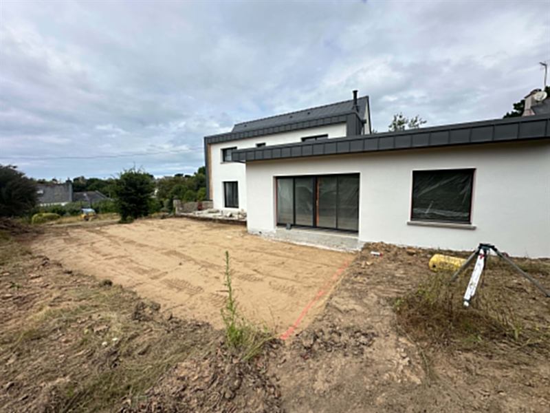 Terrain nivelé devant une maison contemporaine, niveau laser en place