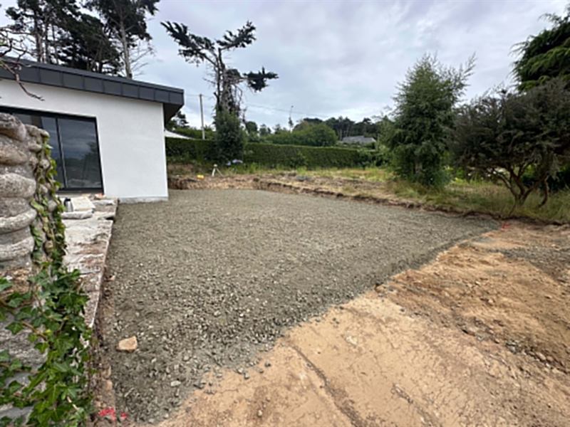 Plateforme en tout-venant compacté bordée d'un muret de pierre
